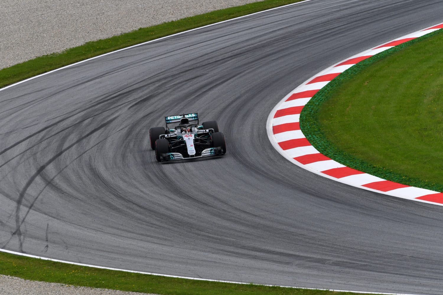 VT1: Hamilton opent als snelste in Oostenrijk