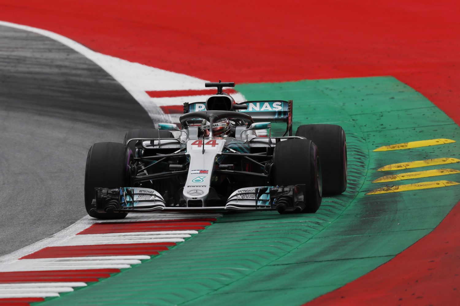 VT2: Hamilton blijft bovenaan op Red Bull Ring