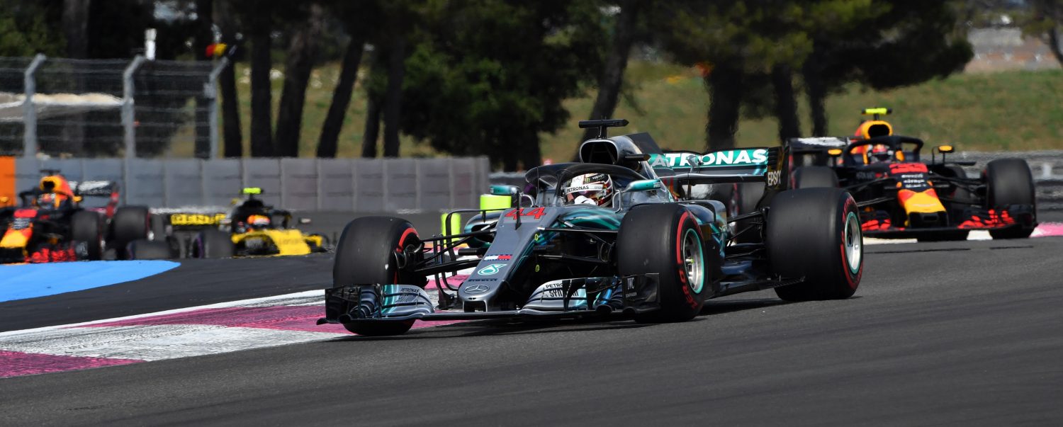 Race: Hamilton maakt favorietenrol waar met zege