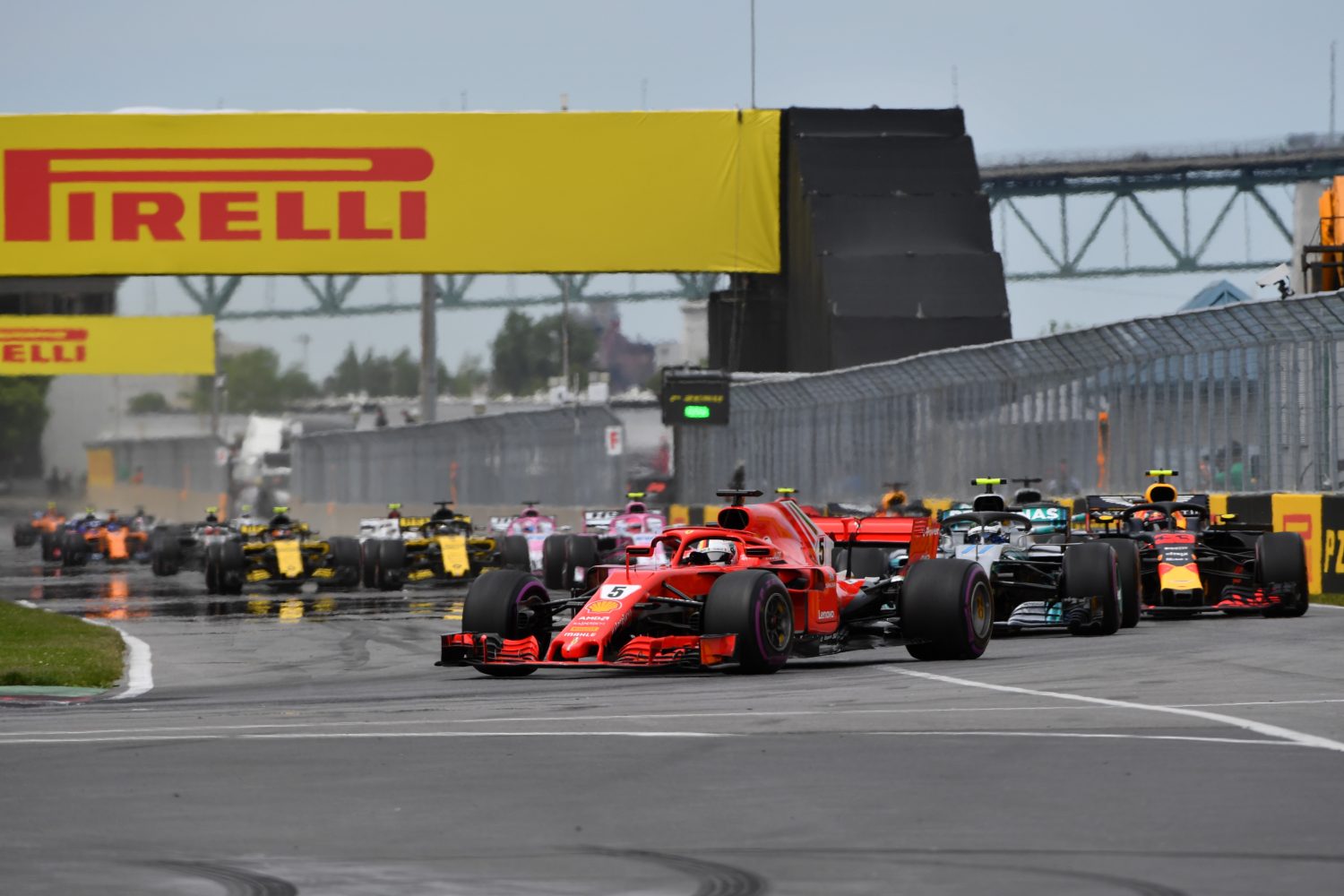 Race: Vettel van pole naar winst in Montréal