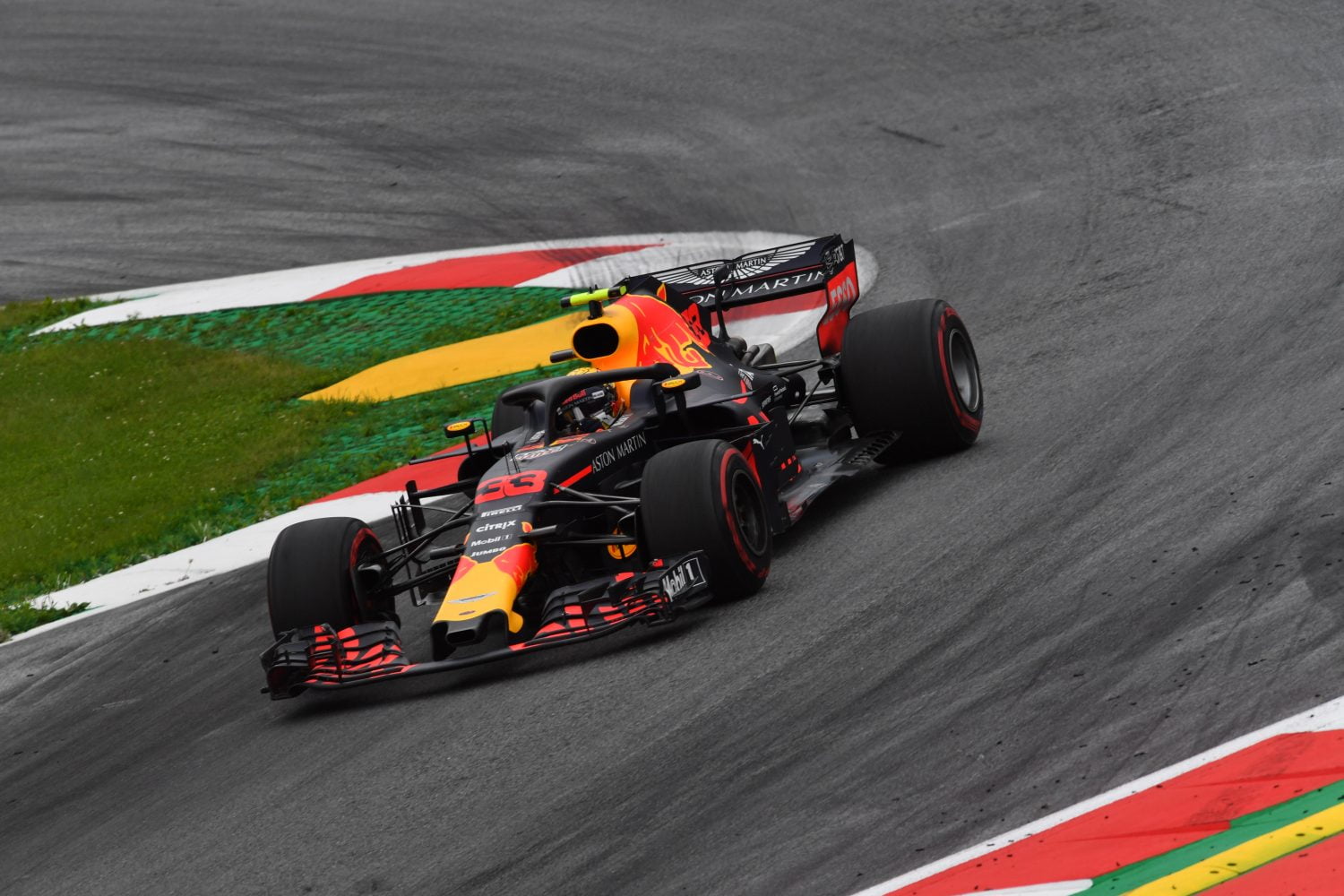 Race: Sublieme overwinning Verstappen op Oranje Red Bull Ring