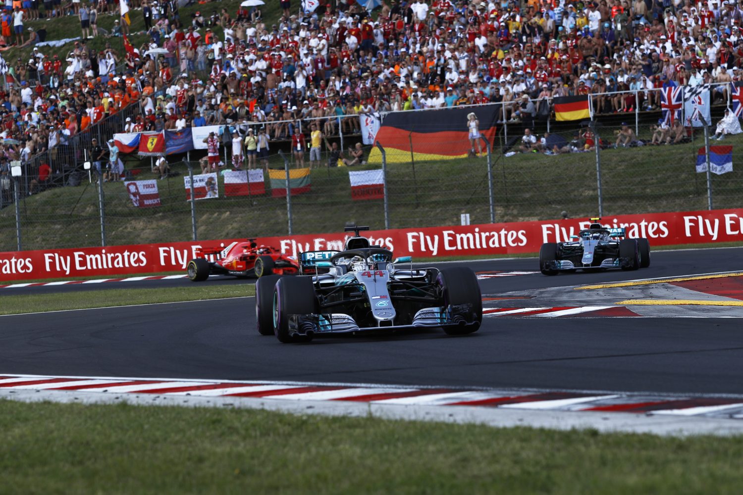 Race: Hamilton heerst in Hongarije