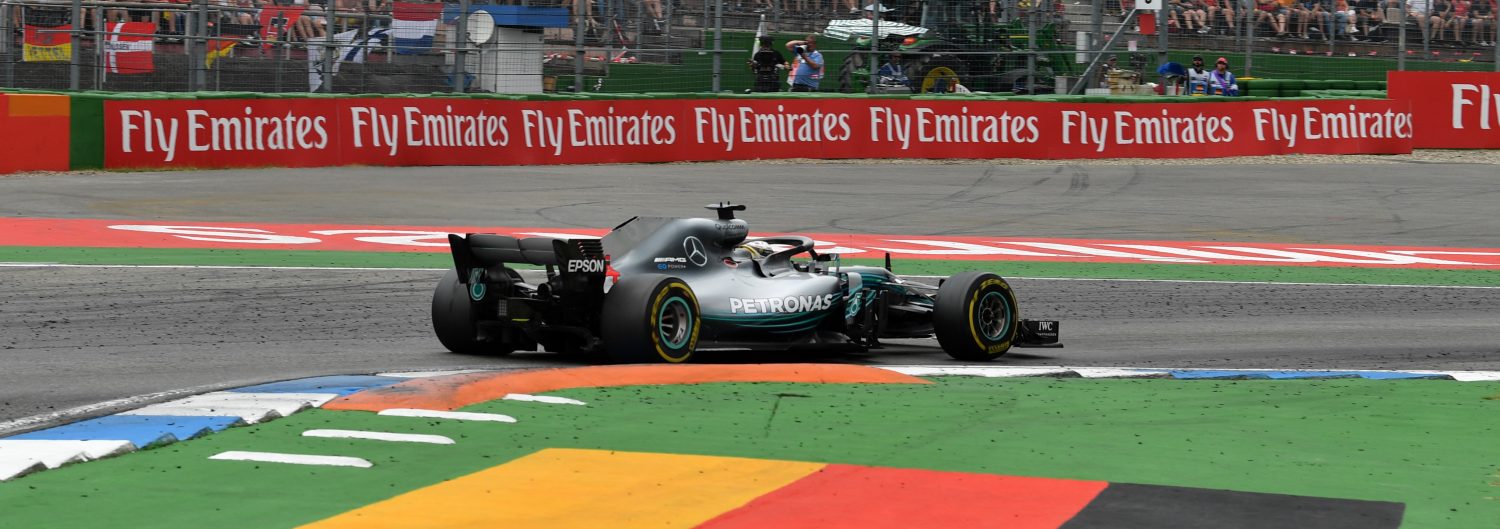 Race: Vettel gooit thuiszege weg, Hamilton profiteert