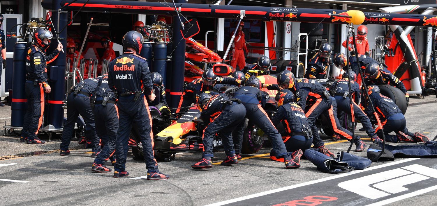 Verstappen start als vierde en eindigt als vierde in chaotische race