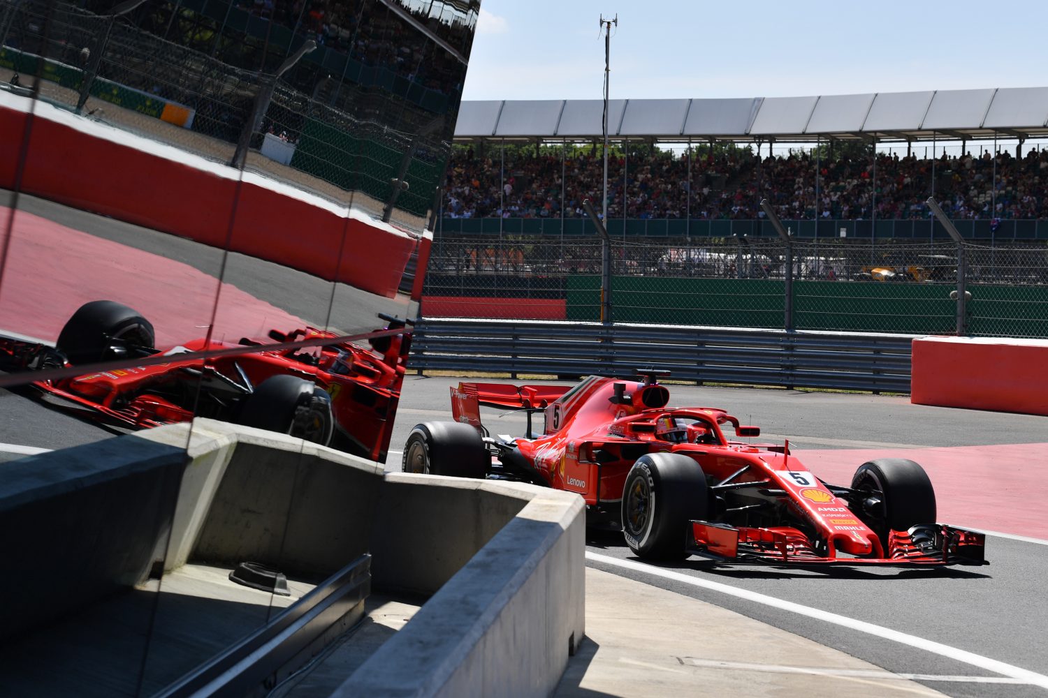 VT2: Vettel bovenaan, crash Verstappen