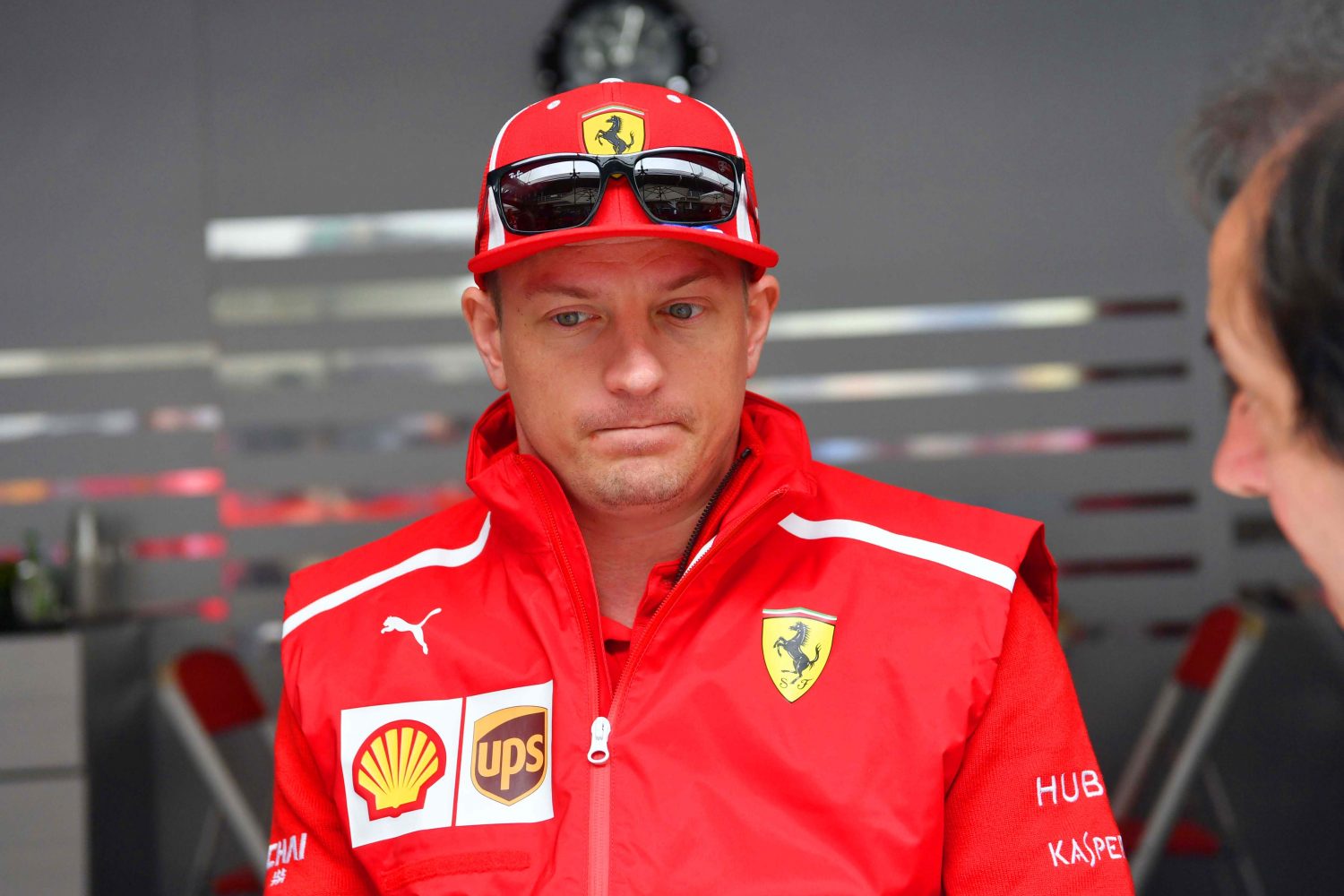 Hoe Kimi Räikkönen in de stromende regen aan de kart van Ho-Pin Tung sleutelde