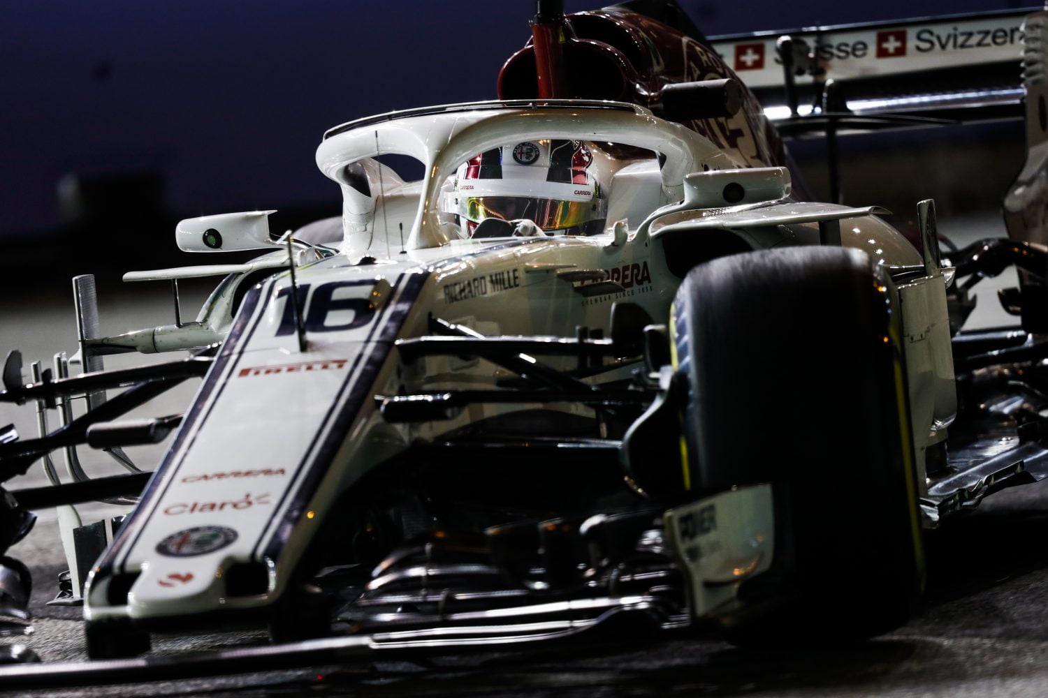 ‘Een geweldige kans voor Leclerc, een geweldig risico voor Ferrari’