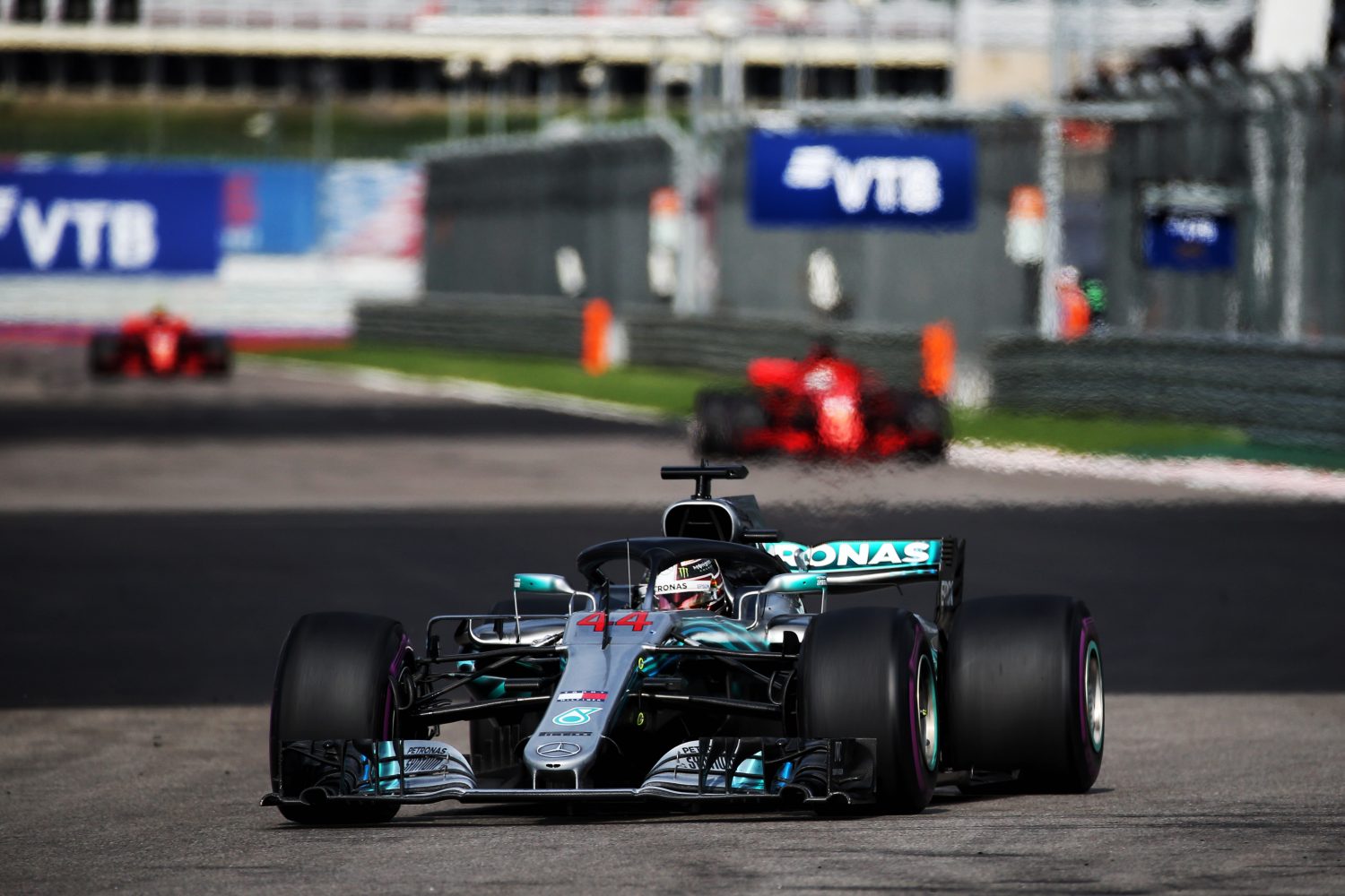Race: Hamilton wint in Sotsji na teamorders Mercedes
