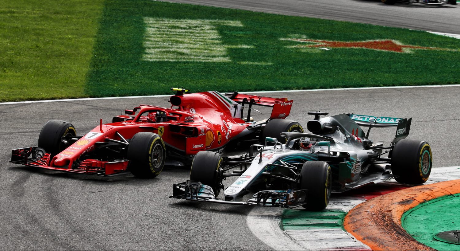 Race: Hamilton en Mercedes kloppen Ferrari na grimmig gevecht op Monza