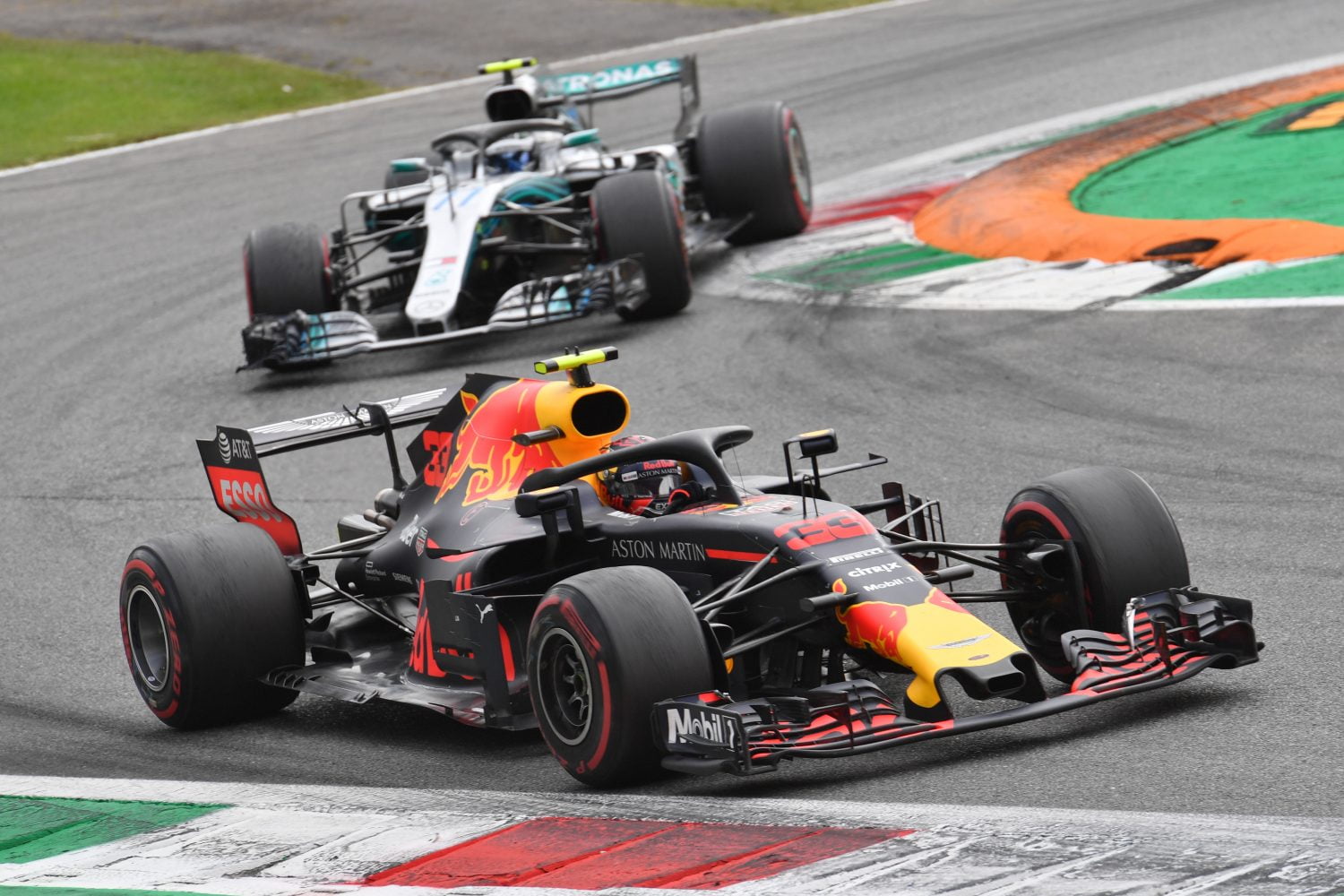 Verstappen: ‘Ik liet genoeg ruimte, maar krijg straf omdat hij tegen me aan rijdt’