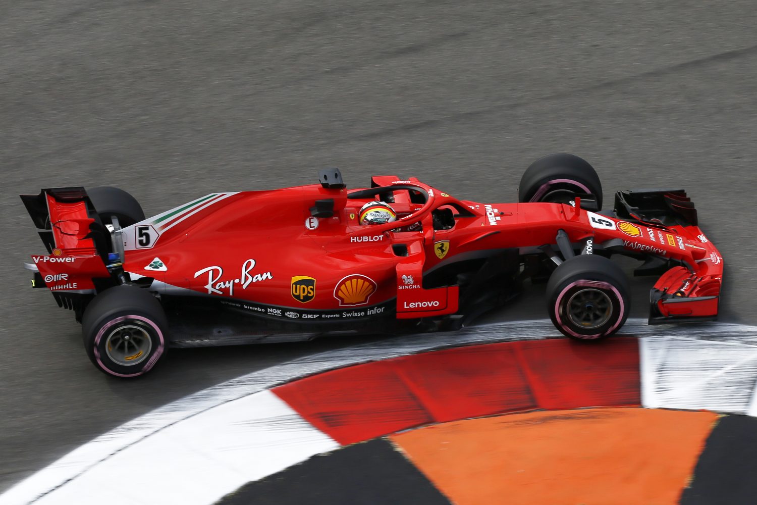 VT1: Vettel nipt sneller dan Verstappen in Sotsji