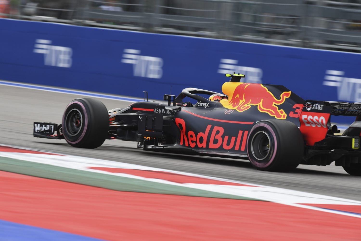 Onderzoek naar Verstappen voor negeren gele vlaggen