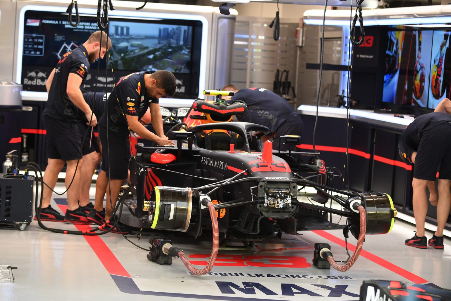 Gridstraffen voor Red Bull en Toro Rosso in Sotsji