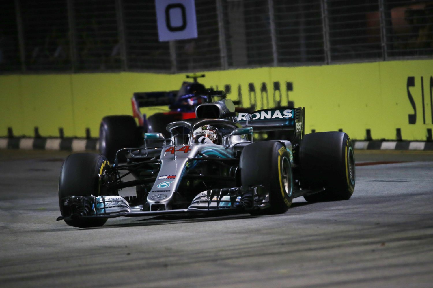 Race: Hamilton heerst in de straten van Singapore