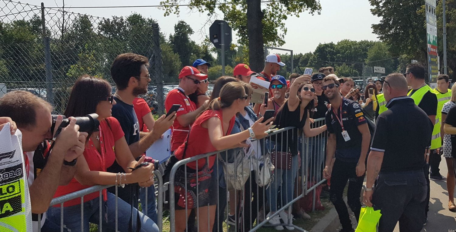 Dagboek uit Monza (4): ‘Ik sta hier al vanaf half 7 voor een foto met Vettel’
