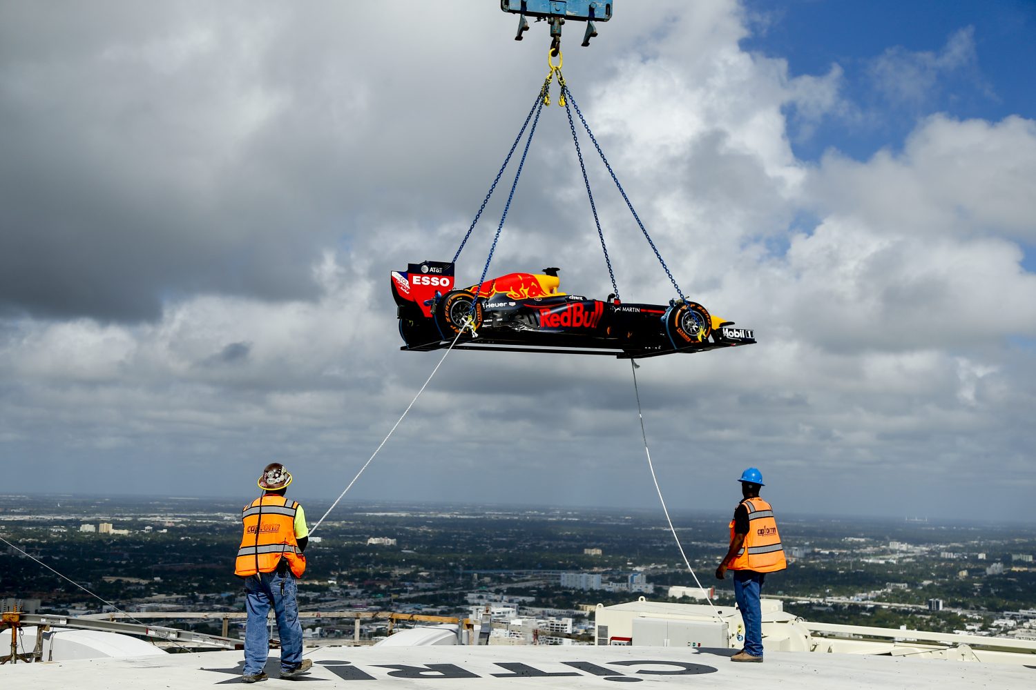 Video: Red Bull draait met donuts op wolkenkrabber warm voor GP Amerika