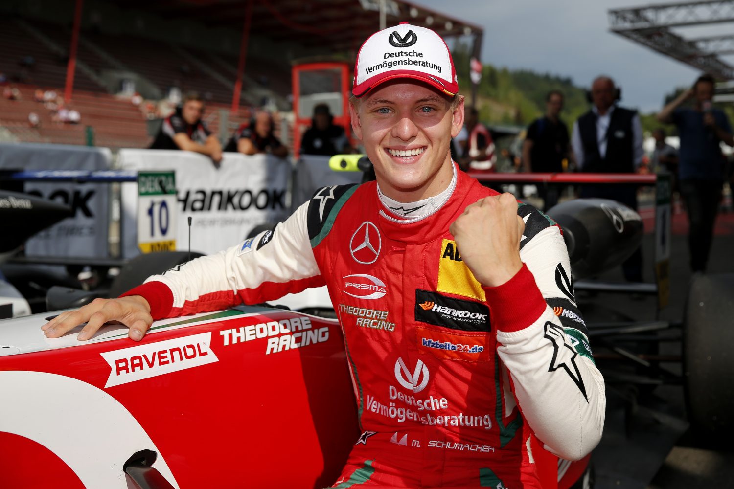 Mick Schumacher vergaapt zich aan kampioenschapsauto’s Schumacher sr.
