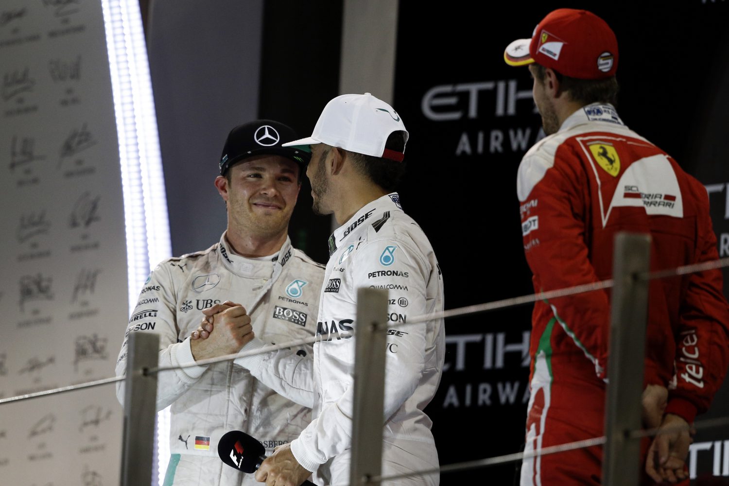 Rosberg feliciteert Hamilton: ‘Kan nu voor records Schumacher gaan’