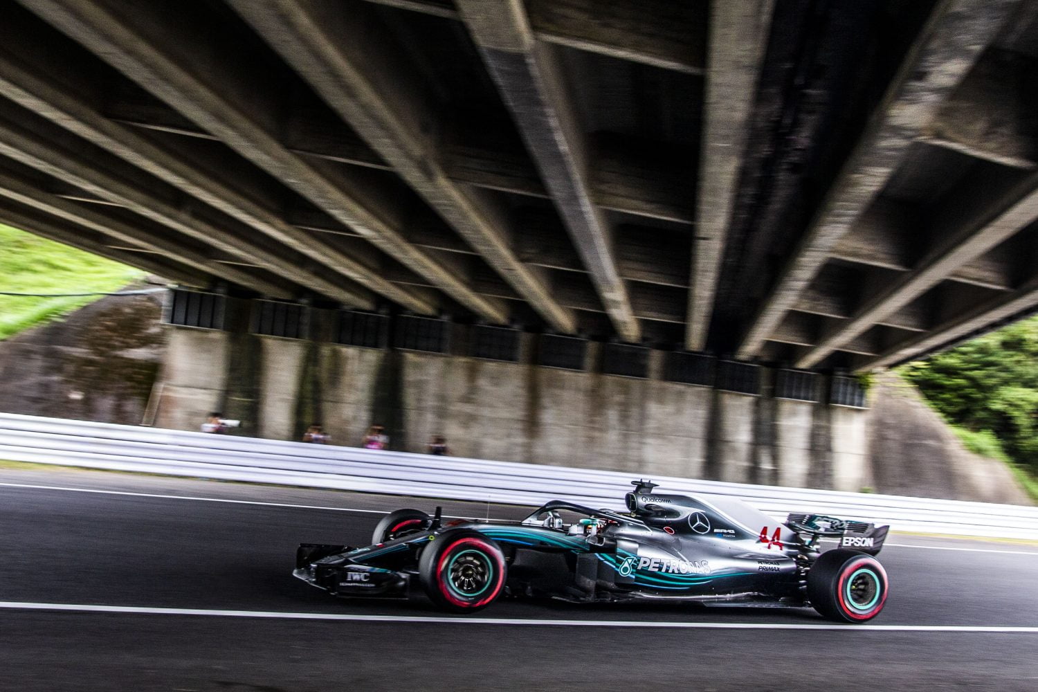 Hamilton verrast door gat naar Ferrari’s: ‘Deze baan is te gek’