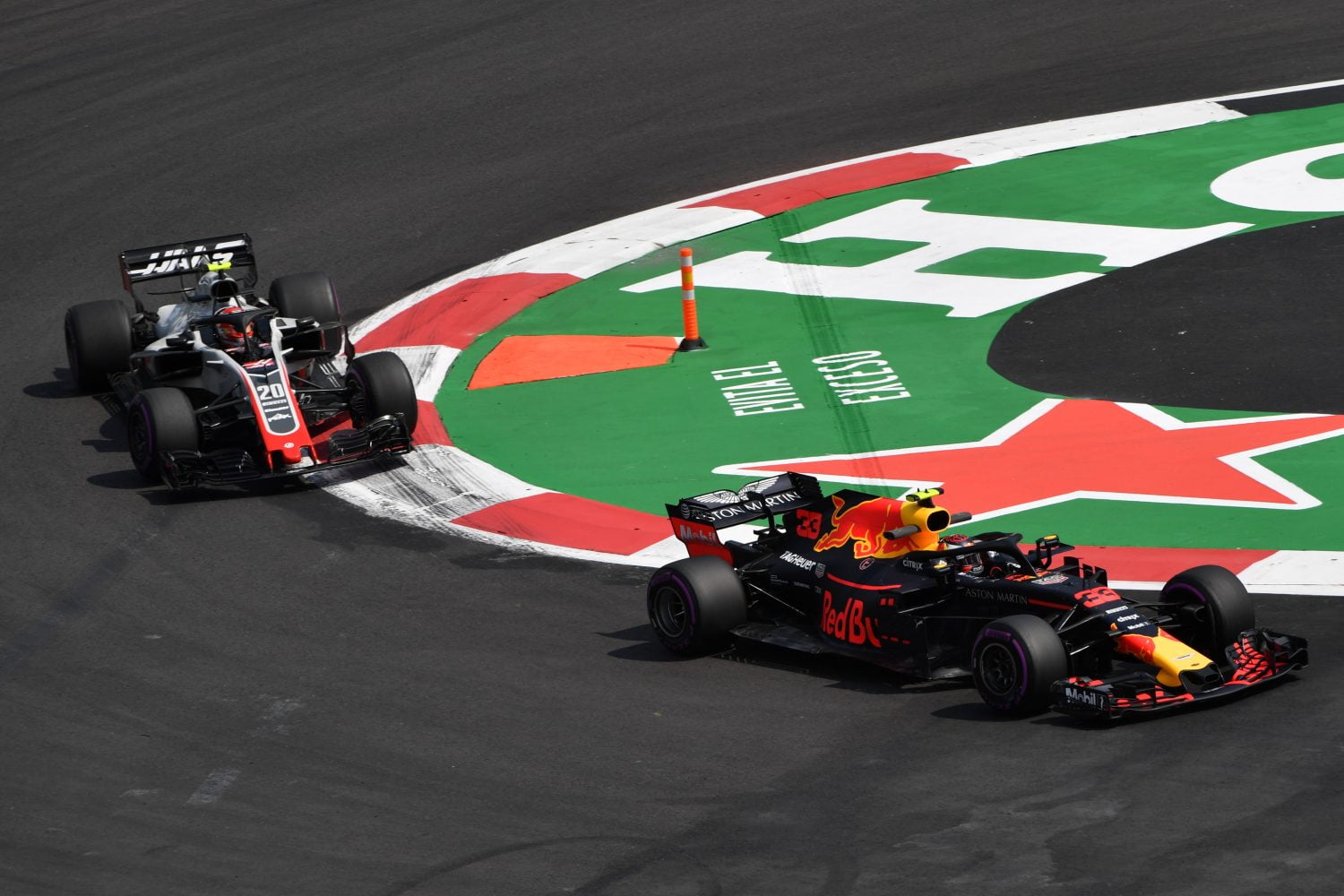 Max Verstappen snelst in VT2 maar eindigt sessie langs de baan