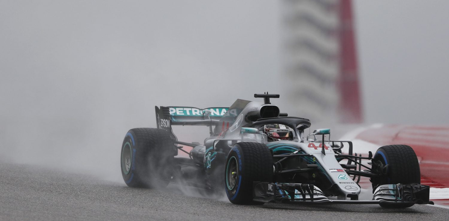 VT1: Hamilton de snelste in verregende sessie