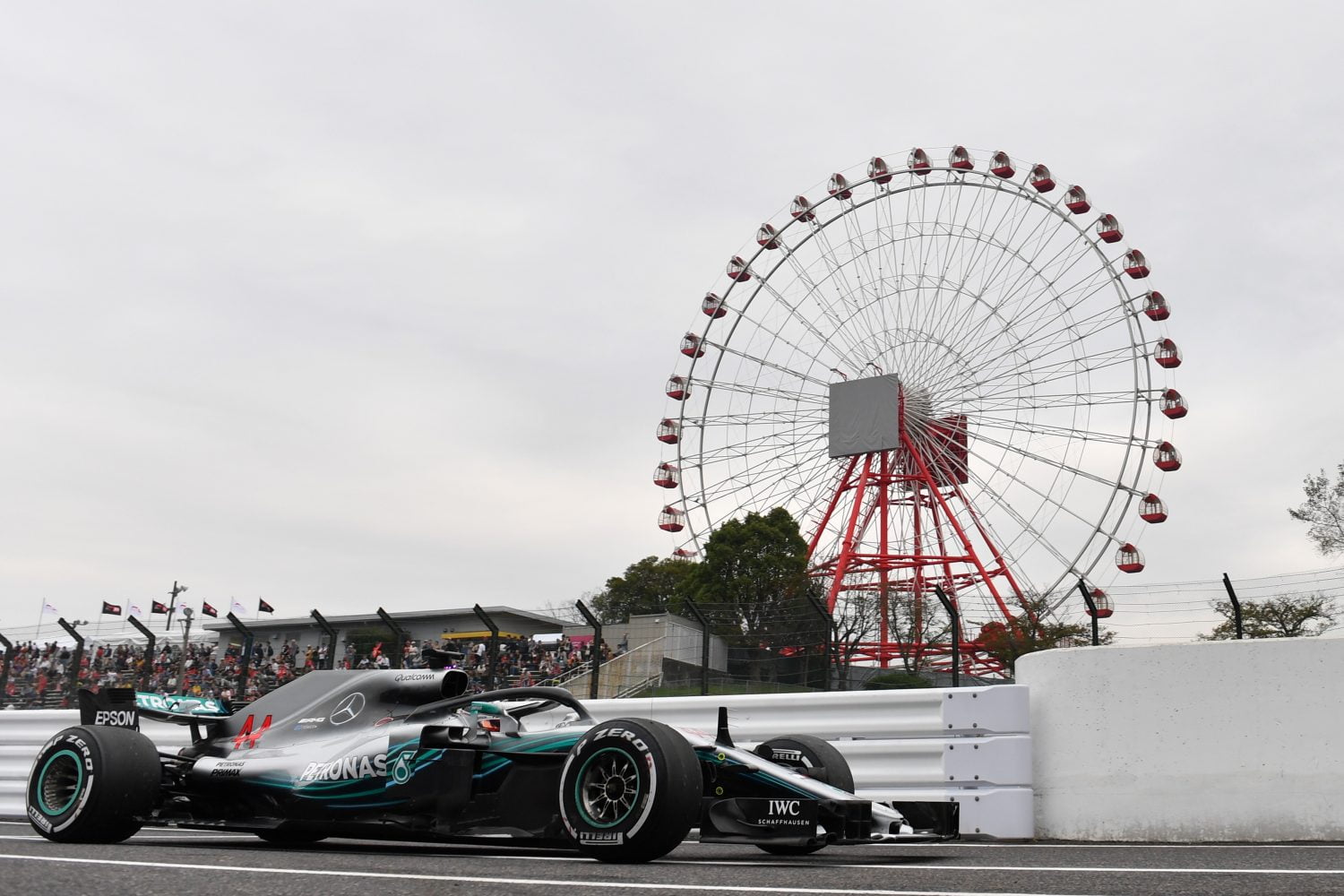 VT1: Hamilton zet de toon, ondanks bijna-botsing met Gasly