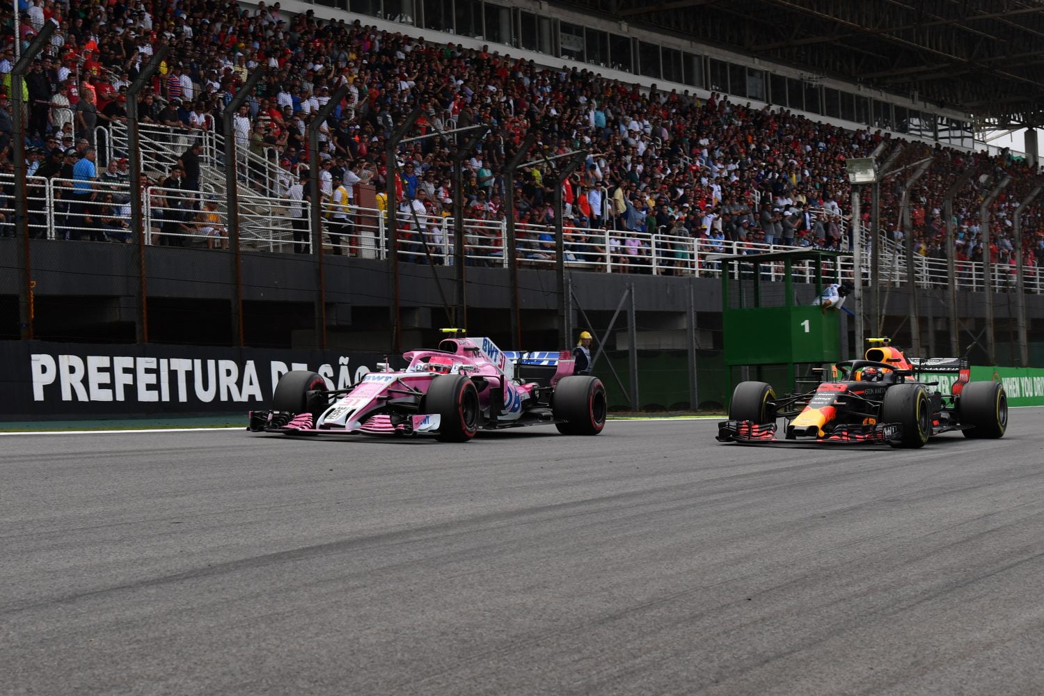 Liveblog GP Brazilië: Verstappen op P2 achter Hamilton na bizarre touché met Ocon