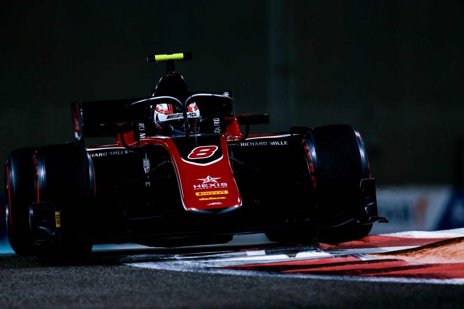 Mercedes-junior Russell in stijl naar Formule 2-titel