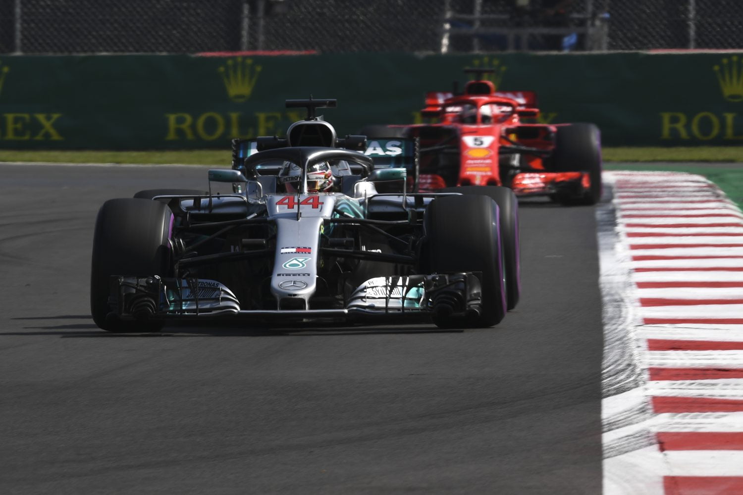Mercedes aast op de dubbel: ‘We hebben nog een hevige strijd te voeren’