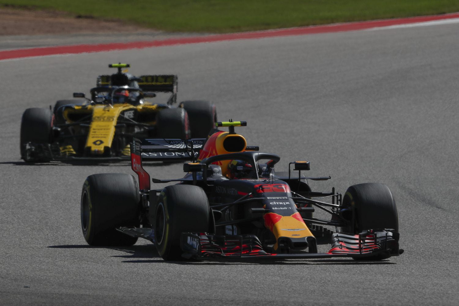 Sainz: ‘Ben een betere coureur dankzij Verstappen’