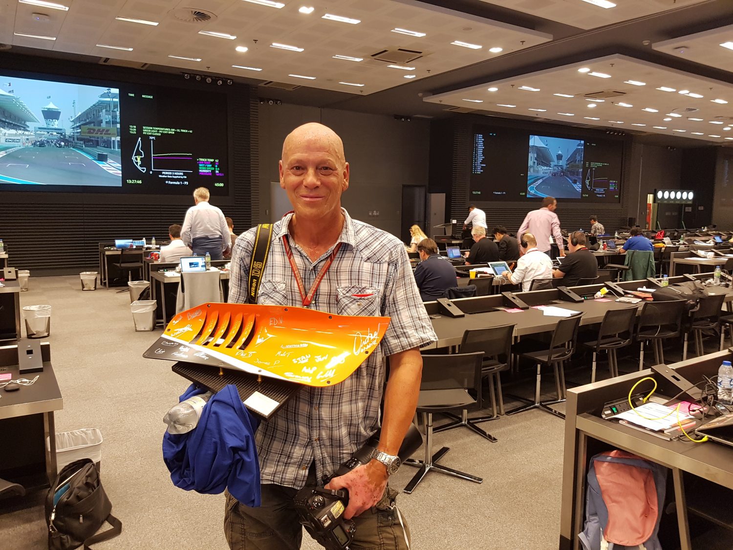 Dagboek uit Abu Dhabi (4): McLaren zet onze huisfotograaf Van Egmond in het zonnetje