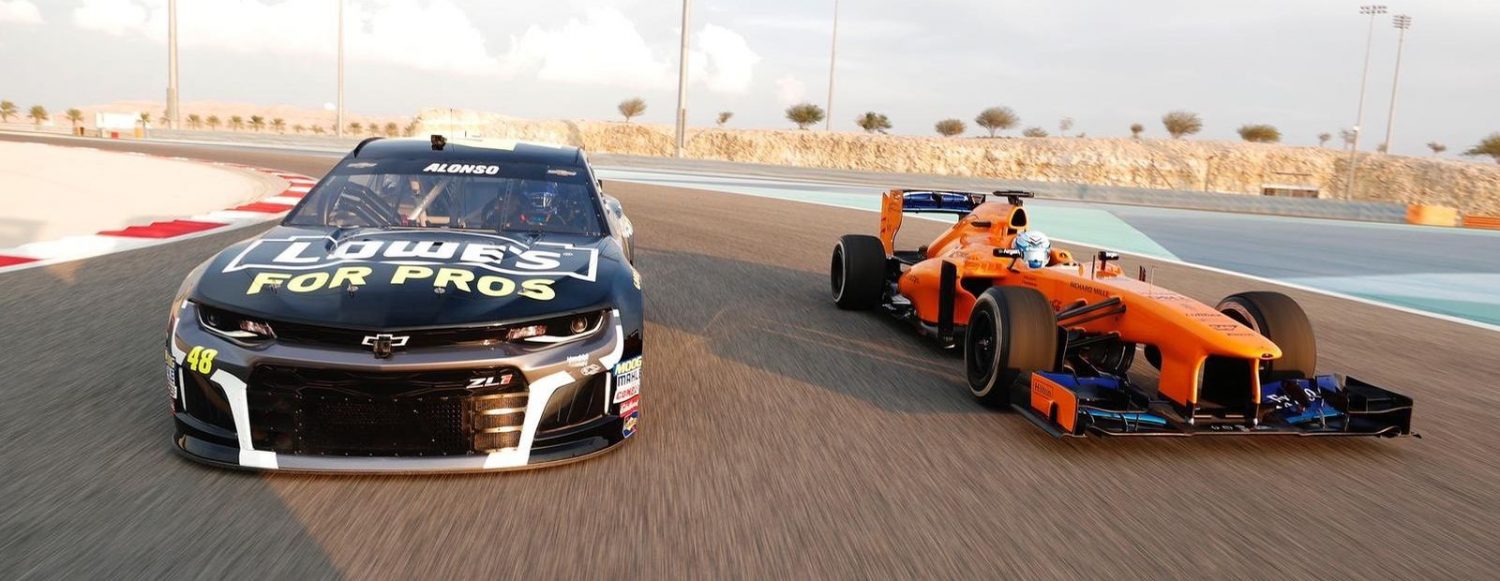Alonso proeft aan NASCAR in Bahrein: ‘Wat een ervaring!’