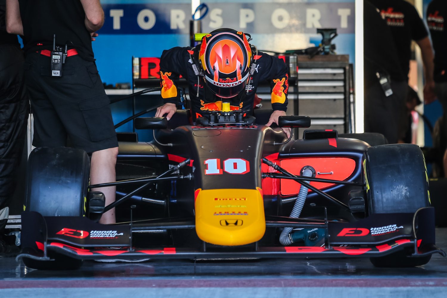 Tsunoda stapt in zijn F2-auto. Foto: Motorsport Images