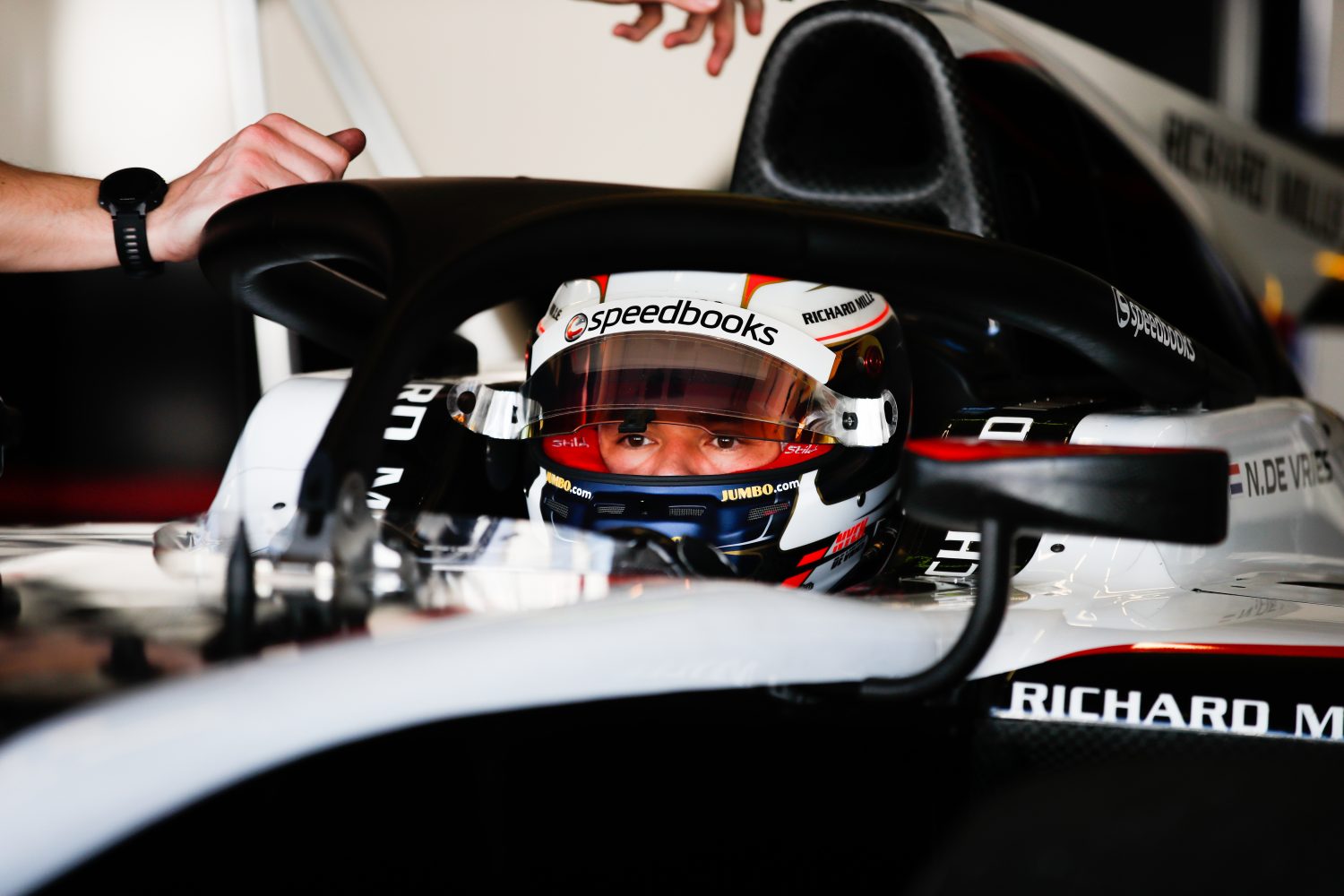 Veelbelovende tests voor De Vries in F2: ‘Geen punten gewonnen maar zo’n goed begin is fijn’