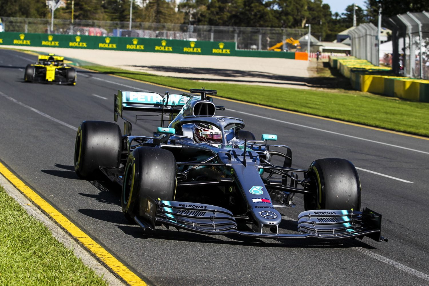 Mercedes kan nog sneller, waarschuwt Hamilton: ‘Er is genoeg dat beter kan’