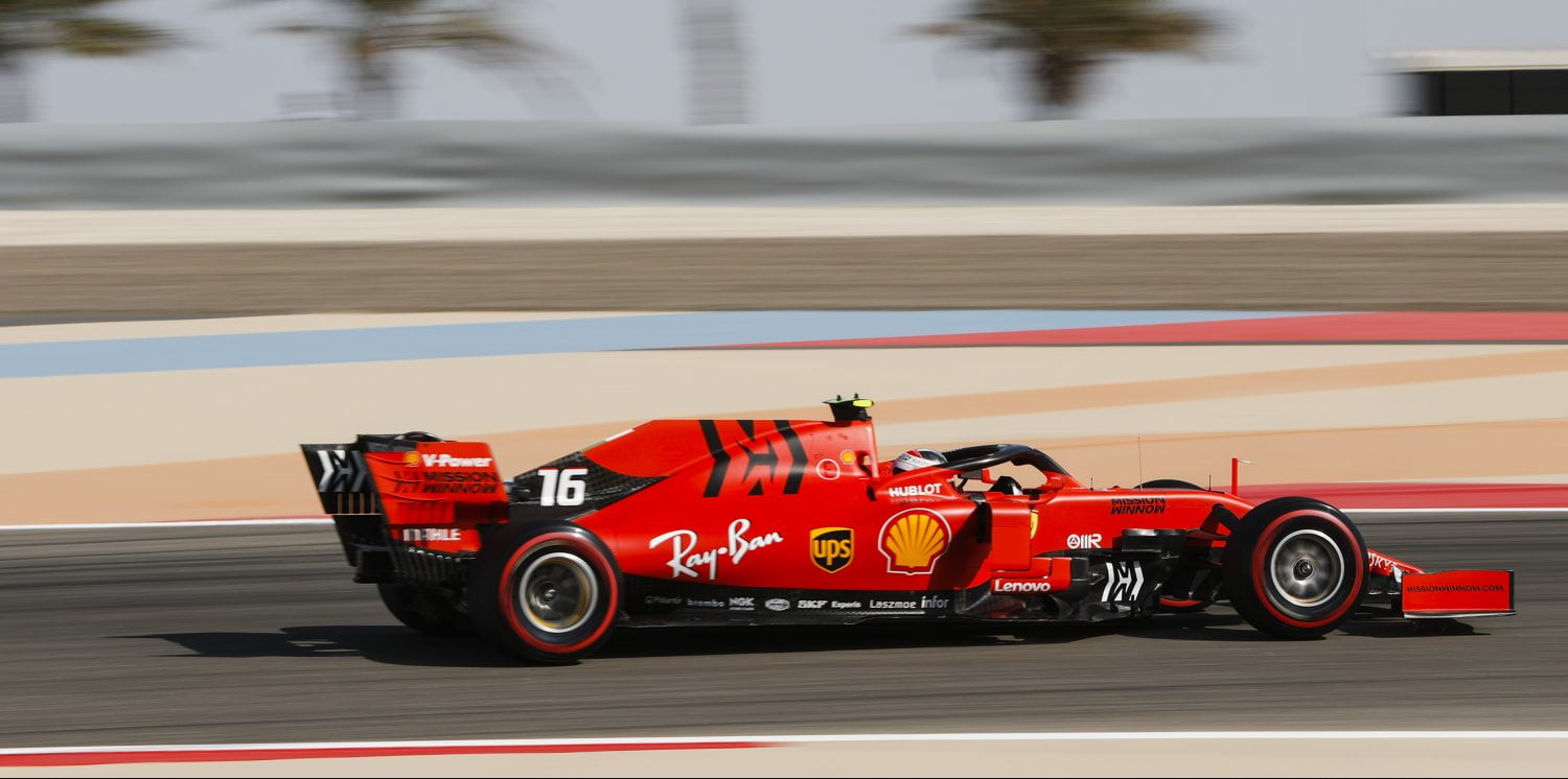 VT1: Ferrari snel in warme training, Verstappen begint weekend met vijfde tijd