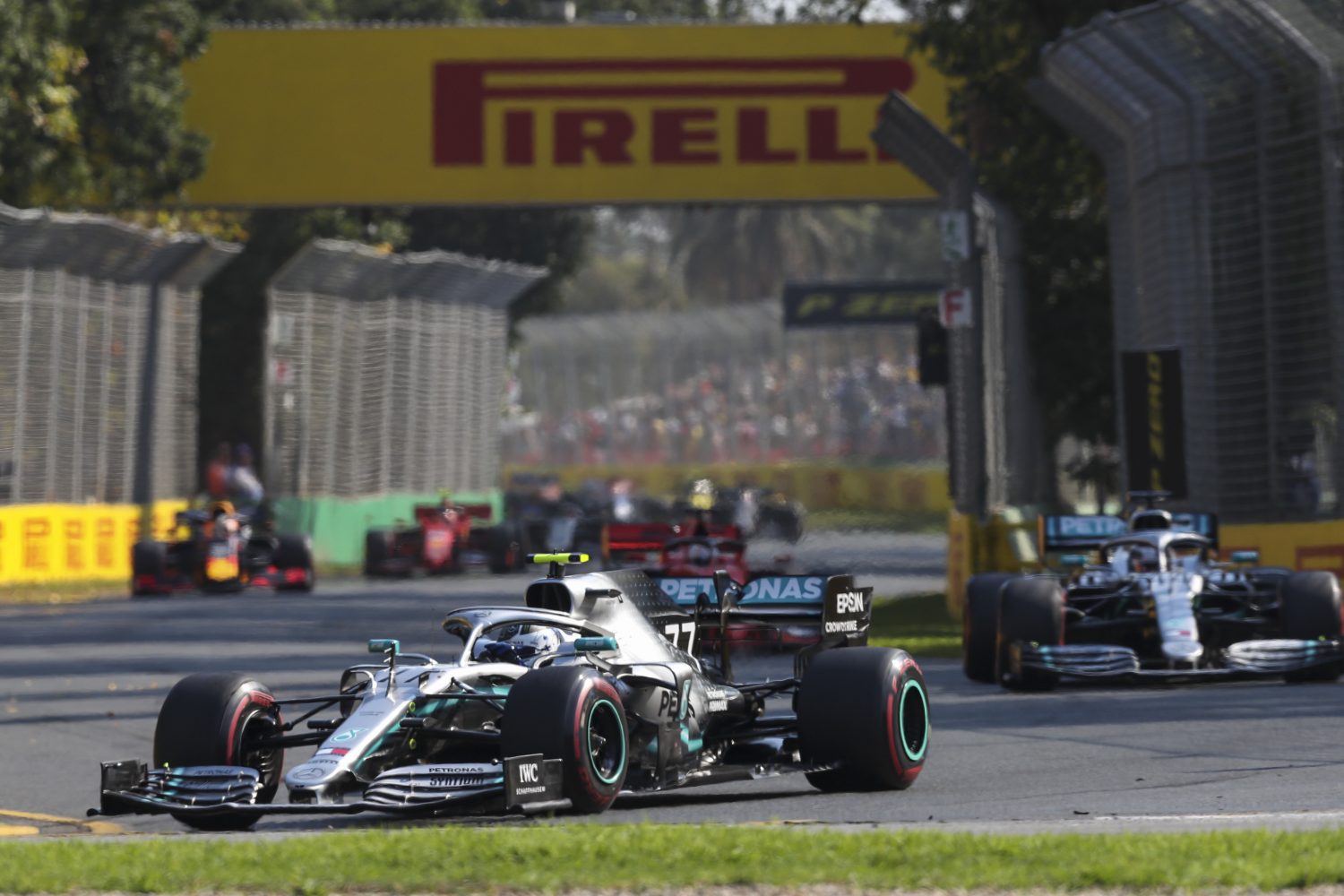 Bottas wint seizoensopener in Australië met grote voorsprong, Verstappen knokt zich naar podium