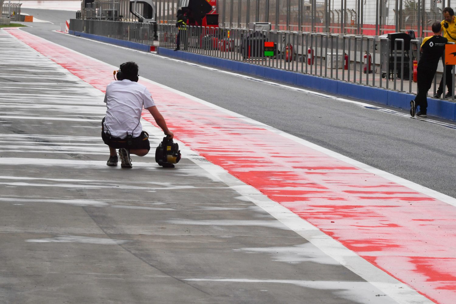Regen spelbreker tijdens eerste testdag in Bahrein, Verstappen rijdt snelste tijd