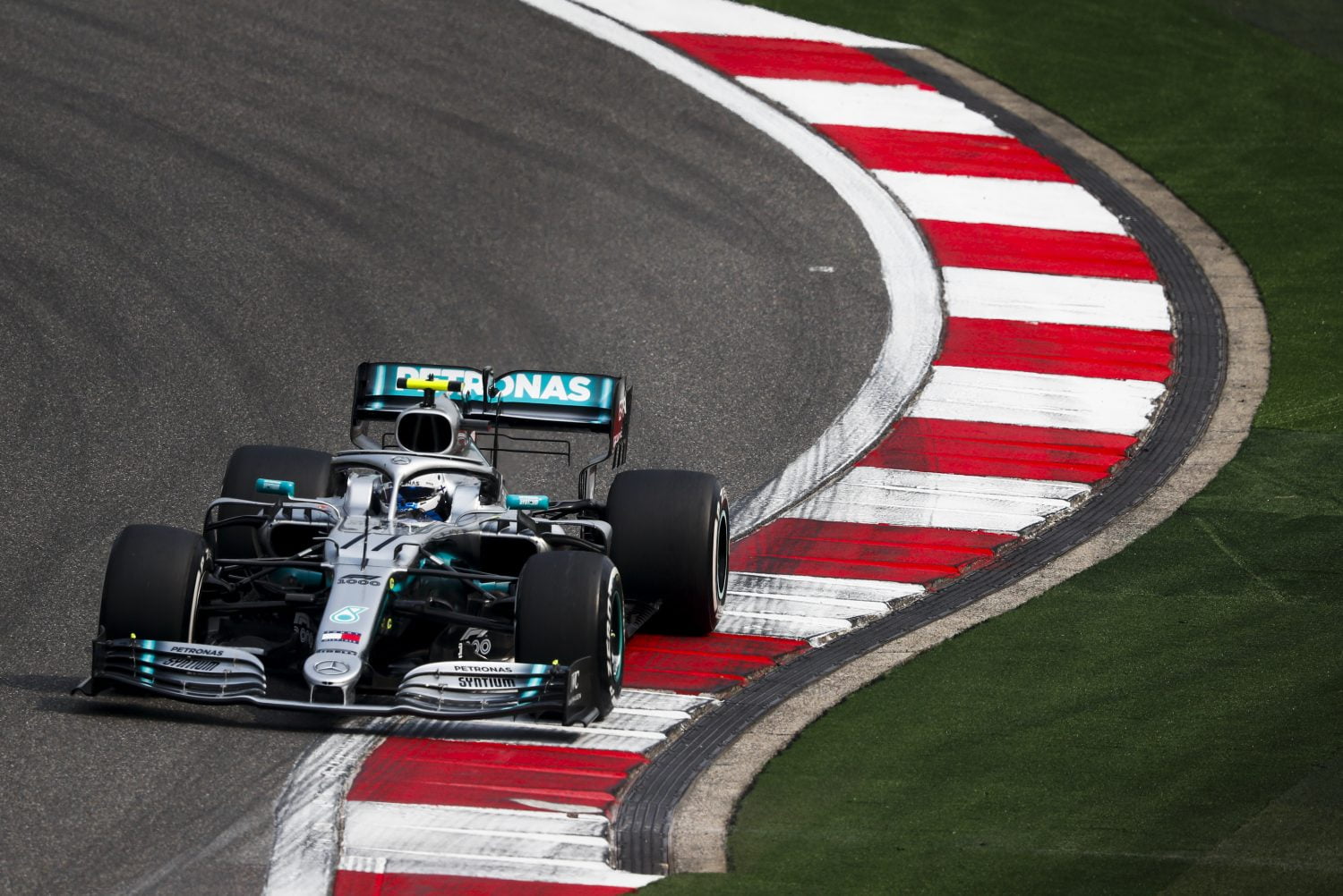 VT2: Bottas nipt sneller dan Vettel, problemen voor Leclerc