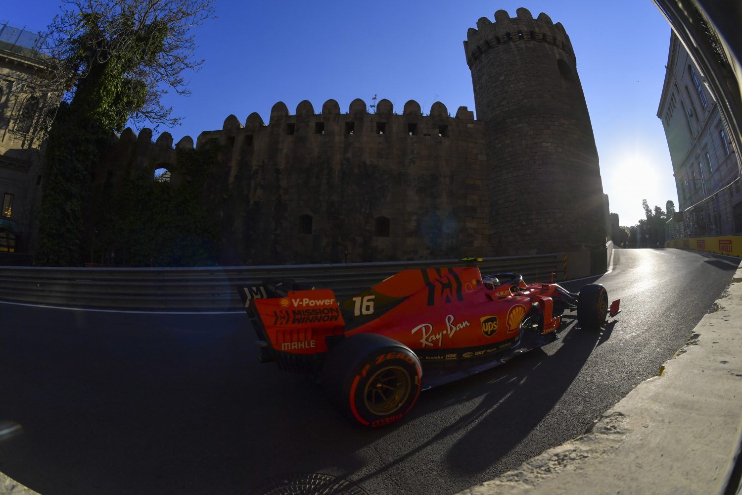 VT3: Ferrari snelste in training zonder incidenten, Verstappen voor de Mercedessen