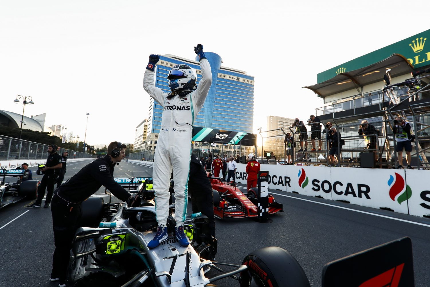 Bottas pakt poleposition voor GP van Bakoe, favoriet Leclerc vergooit kansen met crash