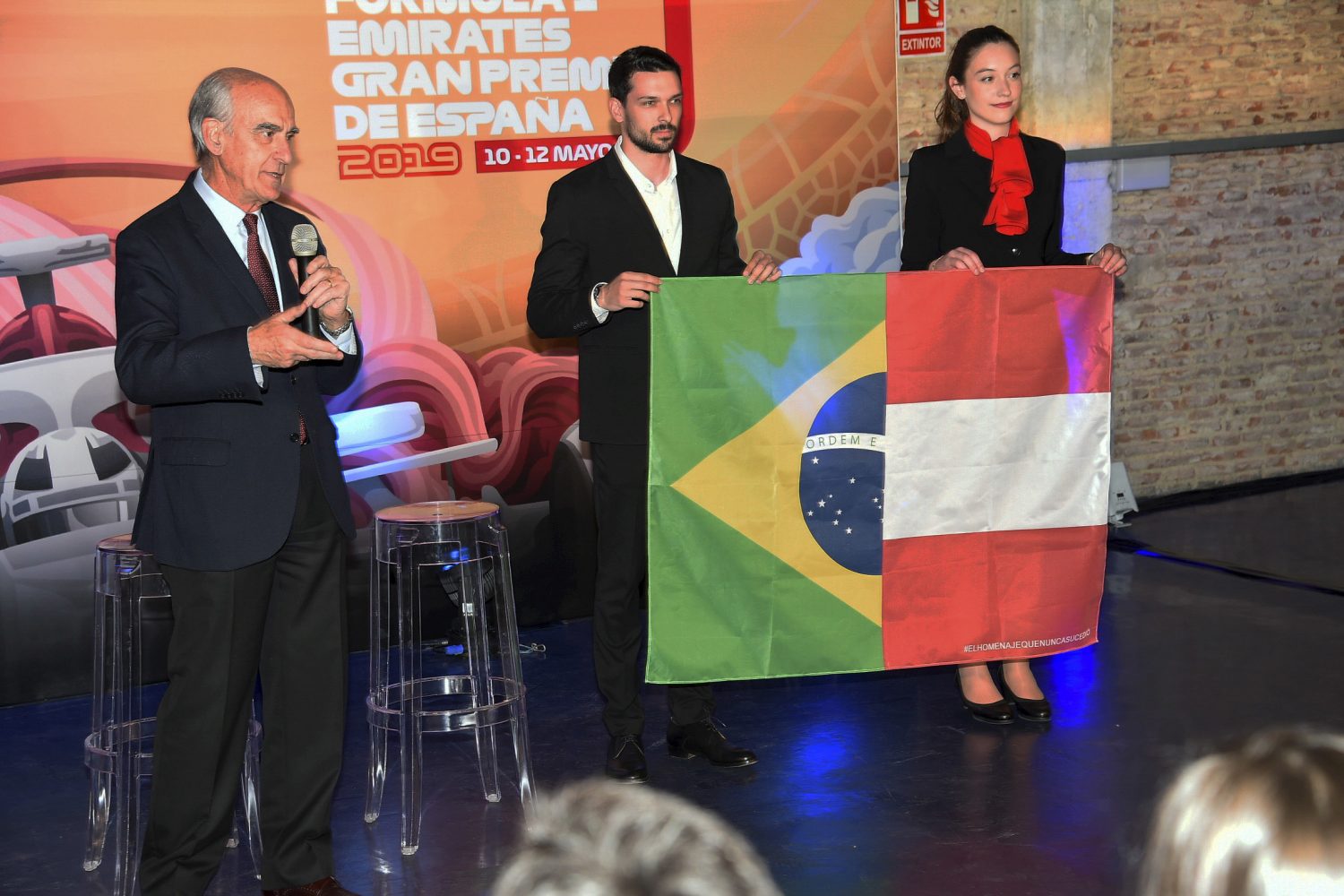 Vlagvertoon als eerbetoon aan Senna en Ratzenberger bij GP Spanje