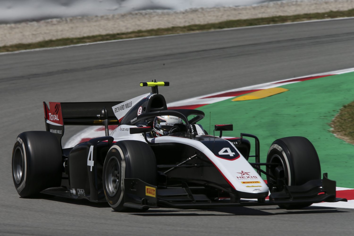 F2: De Vries blij en ‘opgelucht’ na sterke zege in sprintrace Spanje