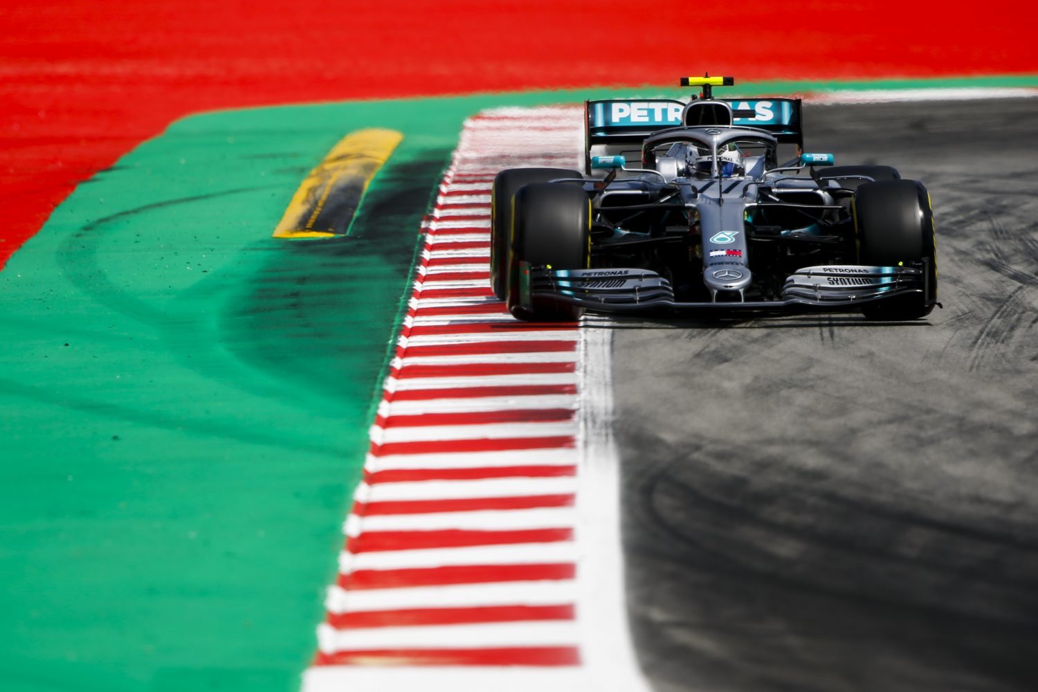 VT2: Bottas blijft bovenaan in Barcelona, Verstappen vijfde