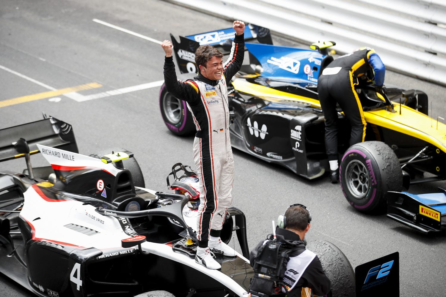 Formule 2: Nyck de Vries wint incidentrijke feature race in Monaco