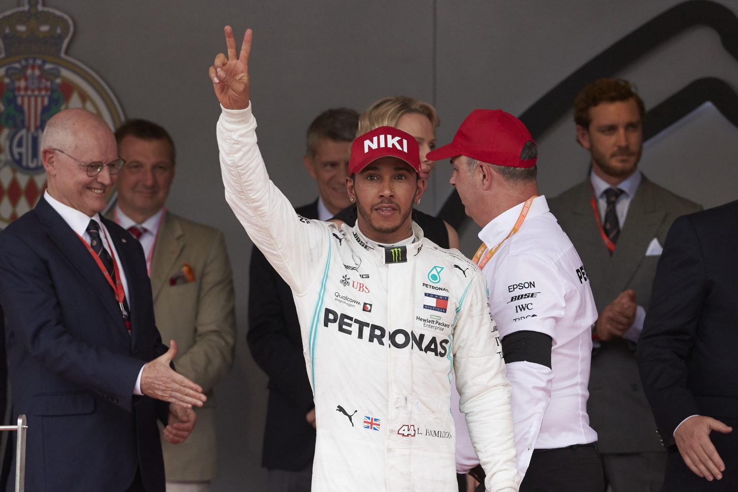 Hamilton ondanks 17 punten voorsprong: ‘Mijn seizoen is middelmatig’
