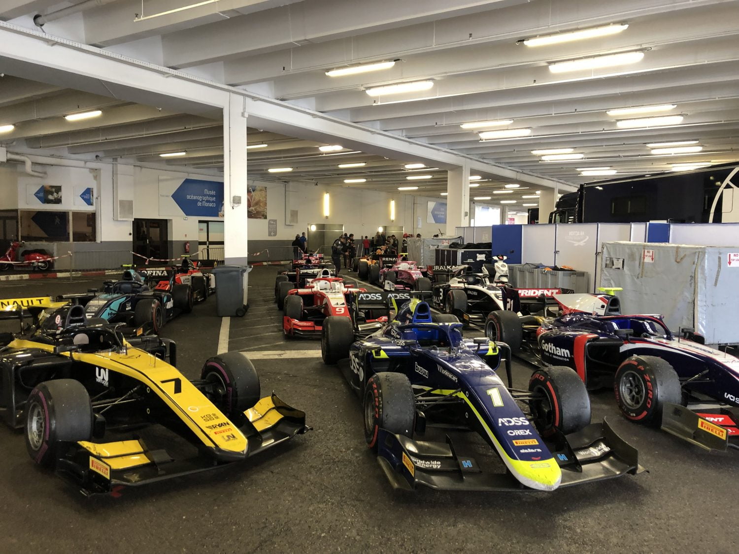 Zandvoort krap? In Monaco bewoont de F2 een parkeergarage en Porsches een circustent