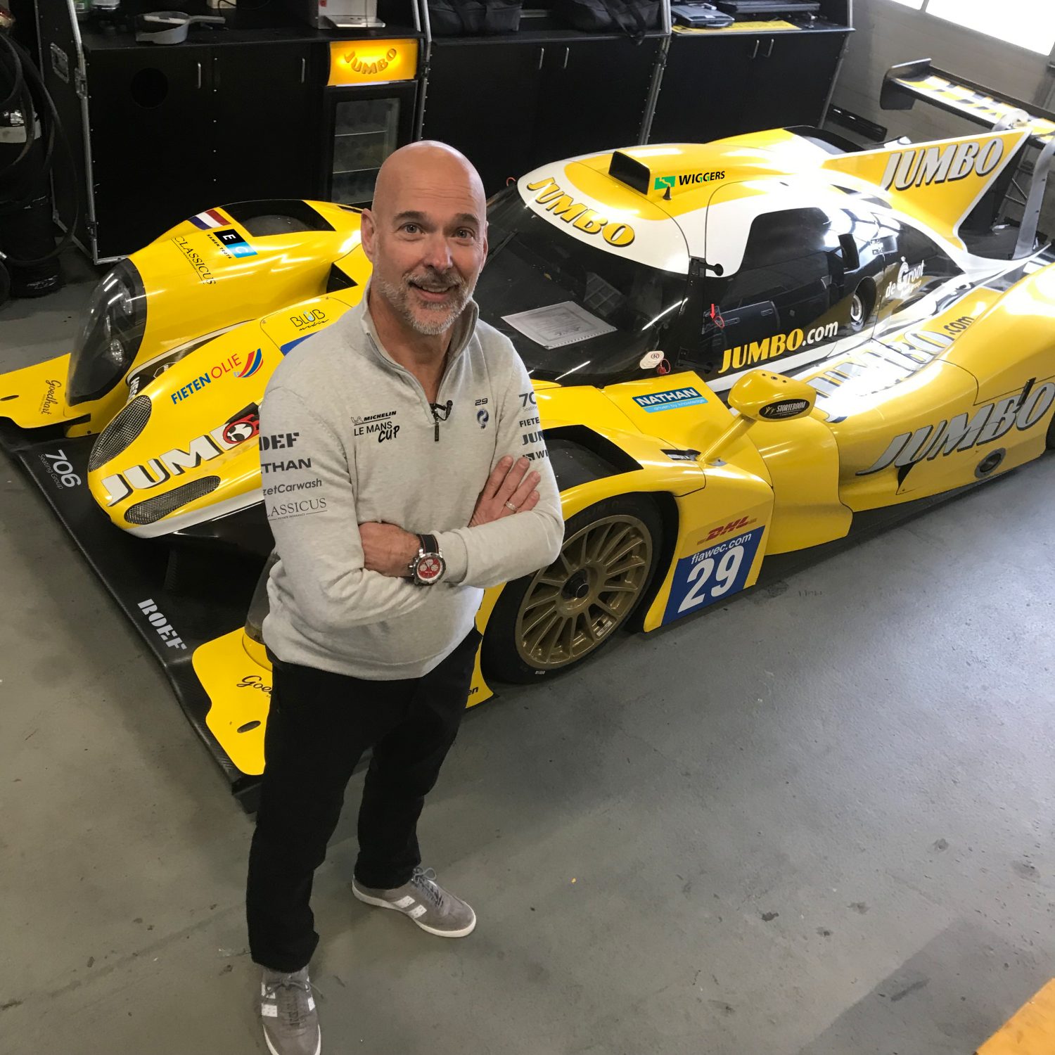 Presentator en columnist Rob Kamphues aan de start van de Road to Le Mans
