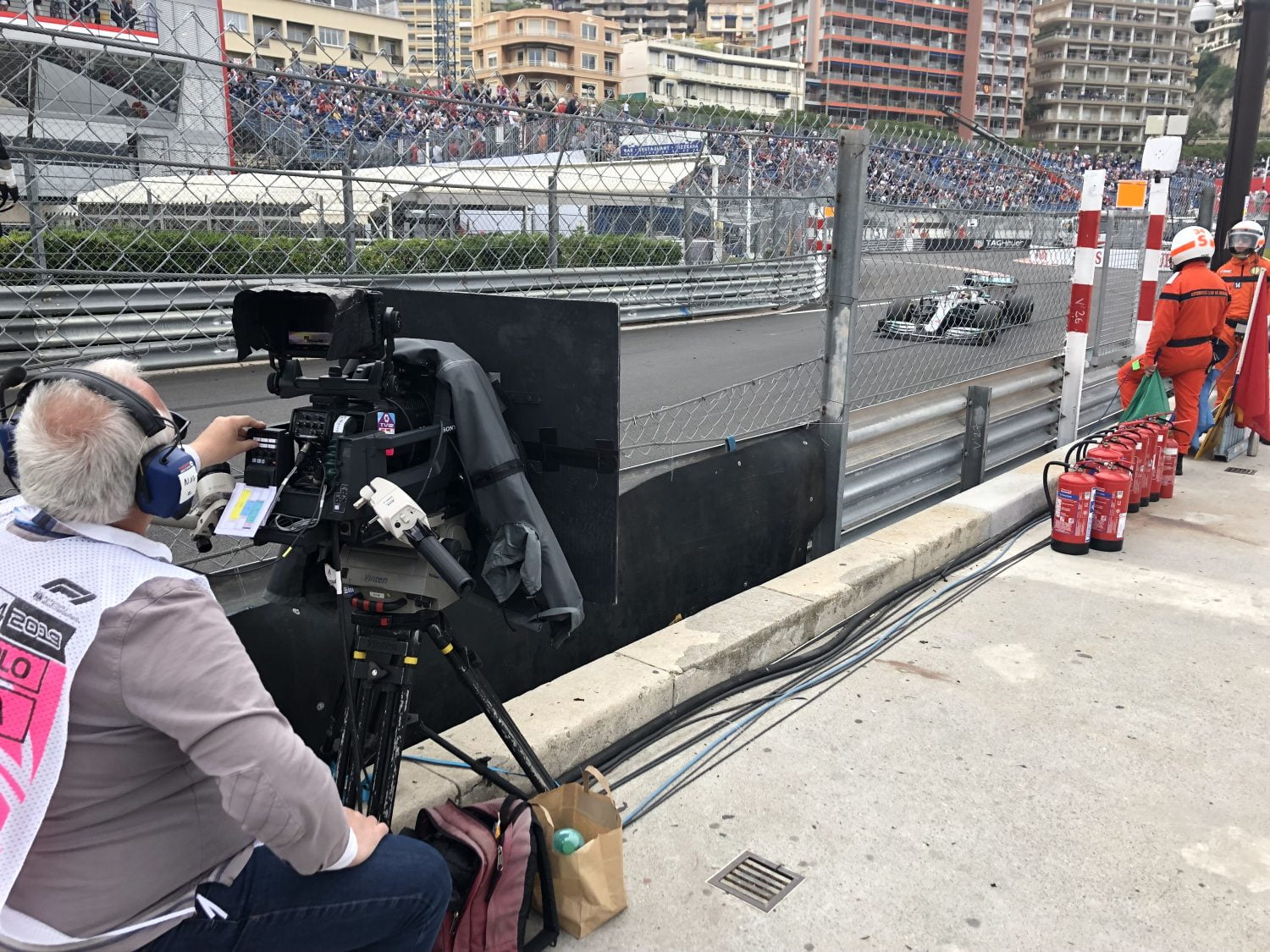 Het tv-shot van de snelle chicane bij het zwembad, cameraman Olivier legt uit
