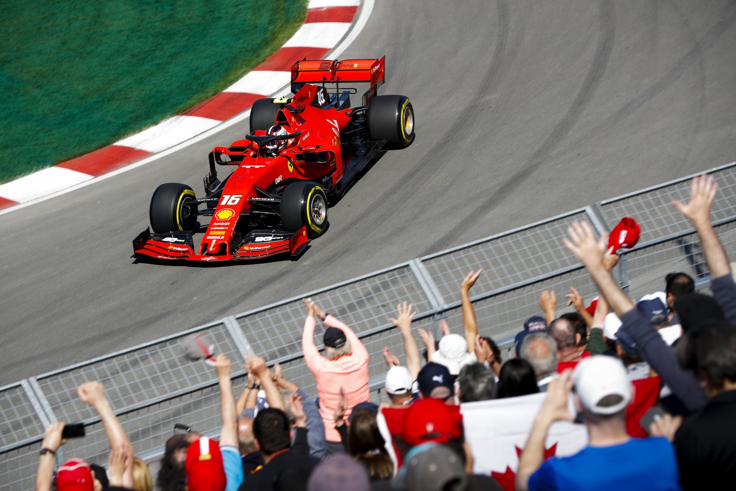 VT2: Hamilton en Verstappen maken kennis met de muur, Leclerc snelste in middagsessie